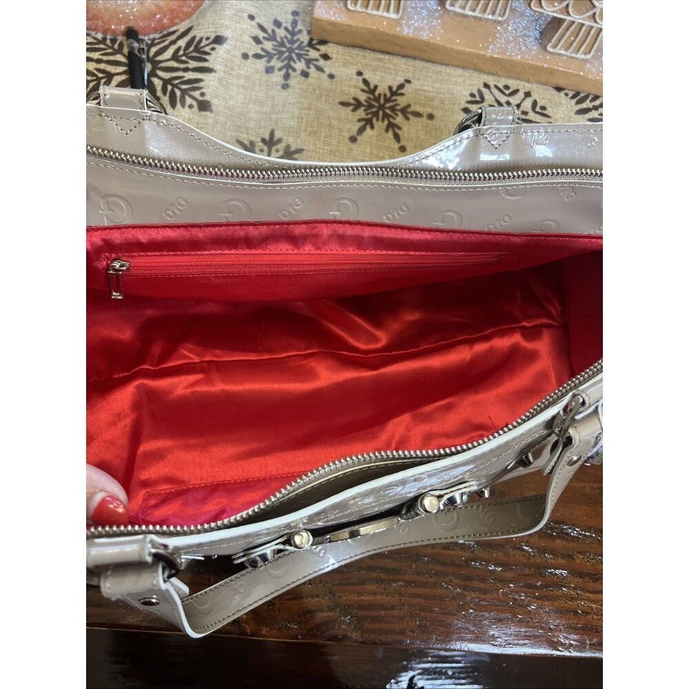 Vintage Guess Y2K Patent Faux Leather Logo Shoulder Bag Retro Handbag Purse - Picture 13 of 16